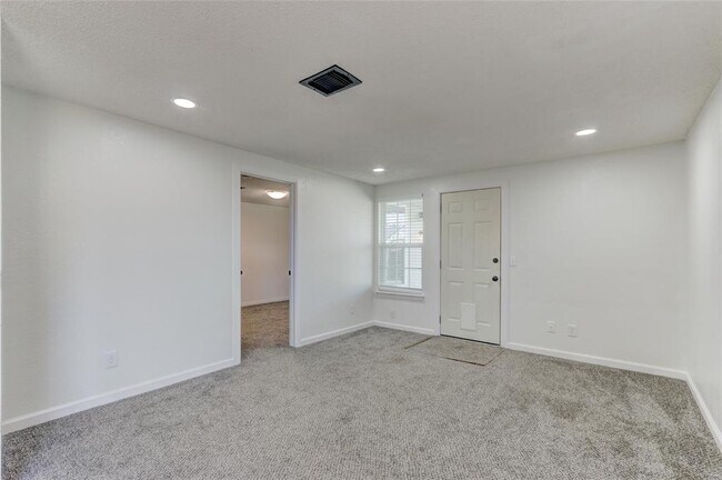 Building Photo - 2121 Meench Dr