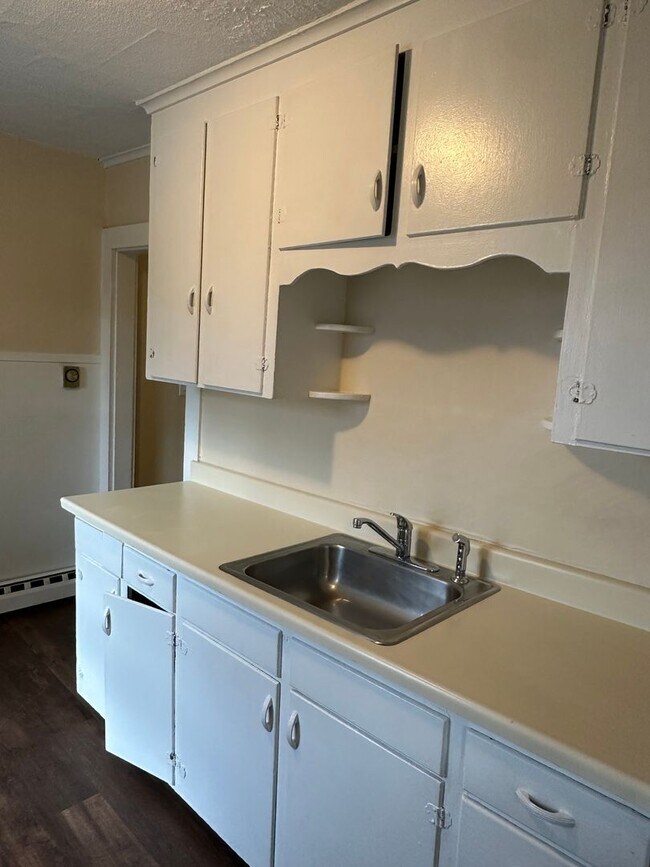 Building Photo - 160-162 Center Street