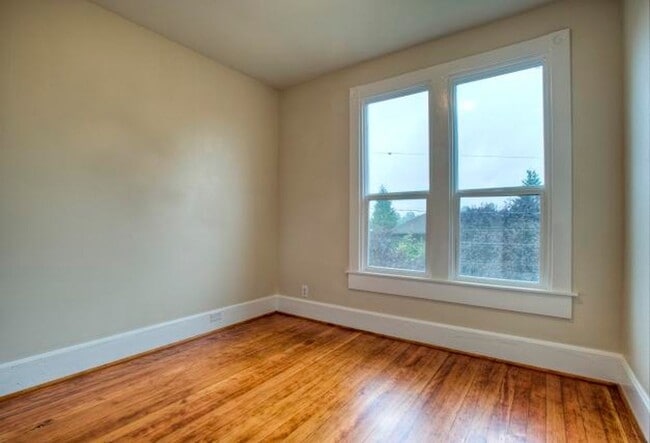 Building Photo - Top-Floor 3bed/1bath Duplex Unit in Cherry Hill!