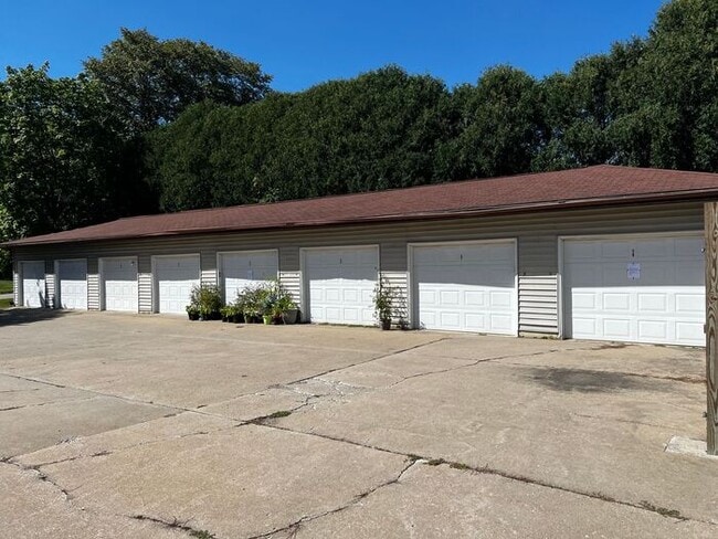 Building Photo - $850 | 2 Bedroom, 1 Bathroom Apartment | N...