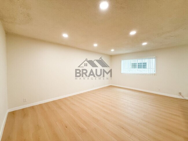 Building Photo - 5252 Hermitage Ave