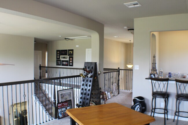 Building Photo - Beautiful spacious rental with fabulous up...
