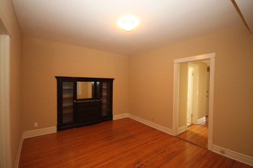 Building Photo - 1336 W Belmont Ave