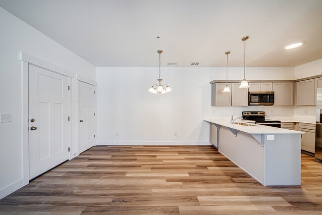 Building Photo - 665 N 380 W