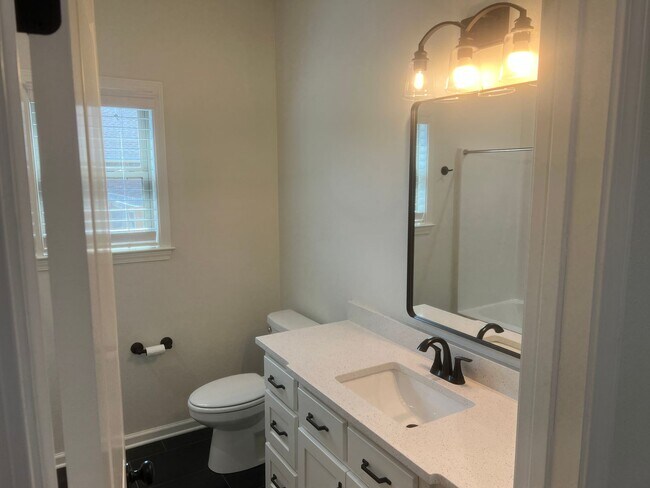 Building Photo - Charming 3 Bed 2 Bath Home