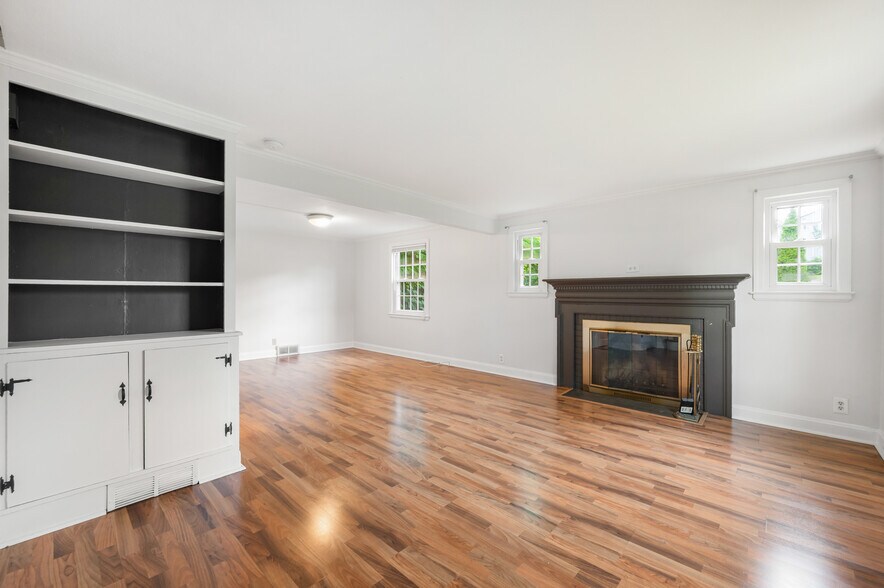 Building Photo - 155 Saint Charles St