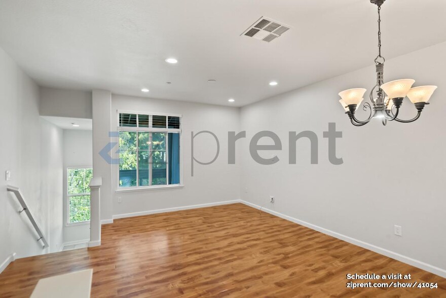 Building Photo - 722 Kingsford Way