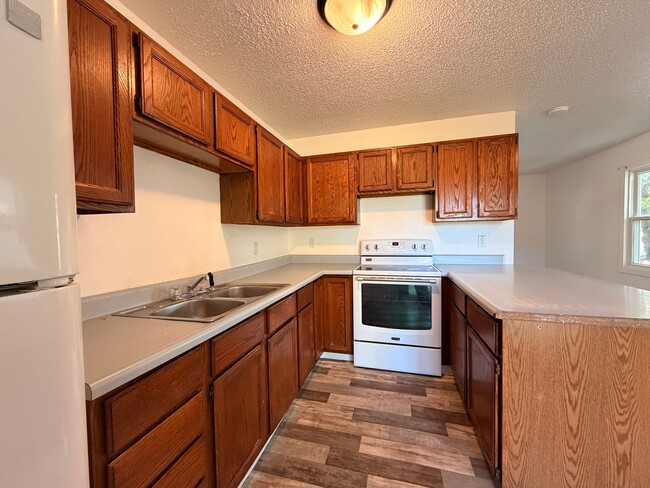 Building Photo - Cute 2 bedroom $795 per month