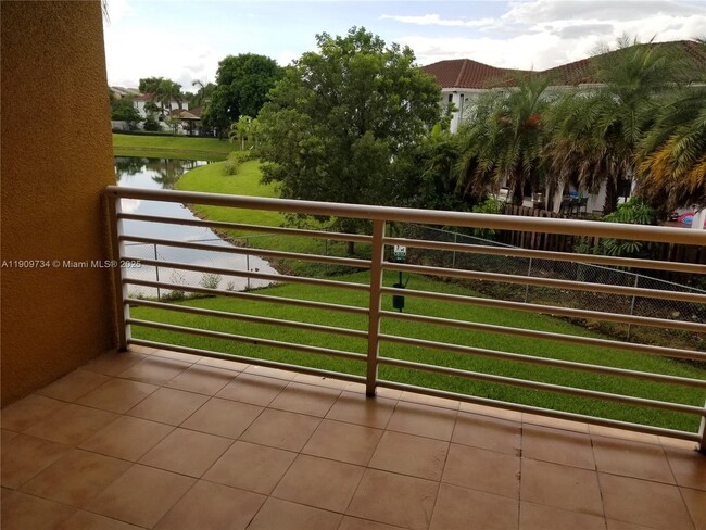 Building Photo - 9735 Fontainebleau Blvd