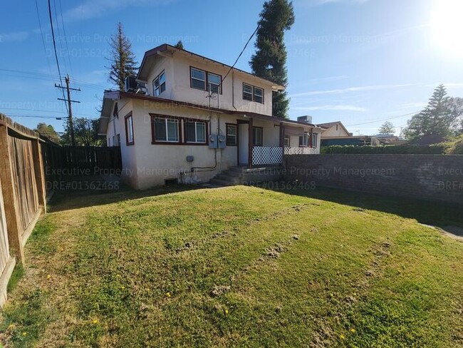 Building Photo - Move in ready. 3 bedrooms/ 1.5 bath, yard,...