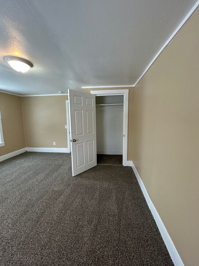 Building Photo - 401 Hannibal St