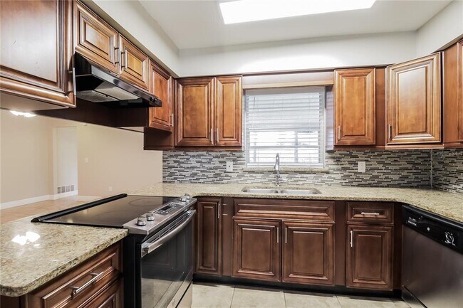 Building Photo - 734 Dunhill Dr