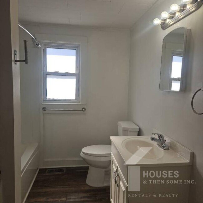 Building Photo - 250 Kirkland Ave