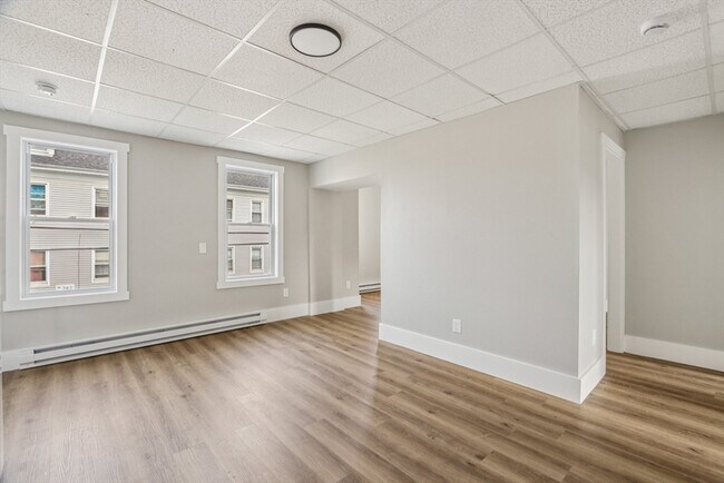 Building Photo - 354 Jencks St