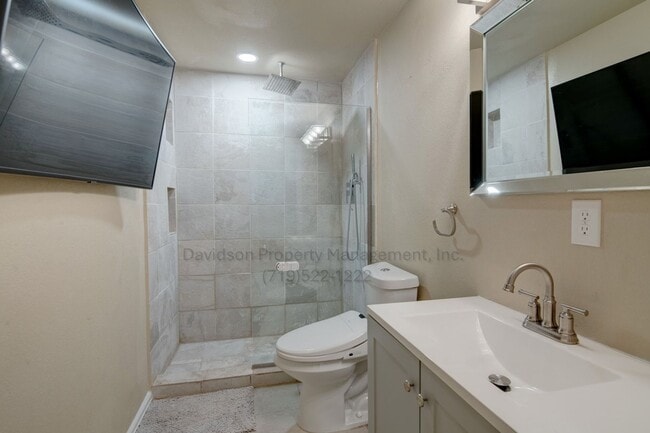 Building Photo - Gorgeous 4 Bedroom House in East Fountain Valley