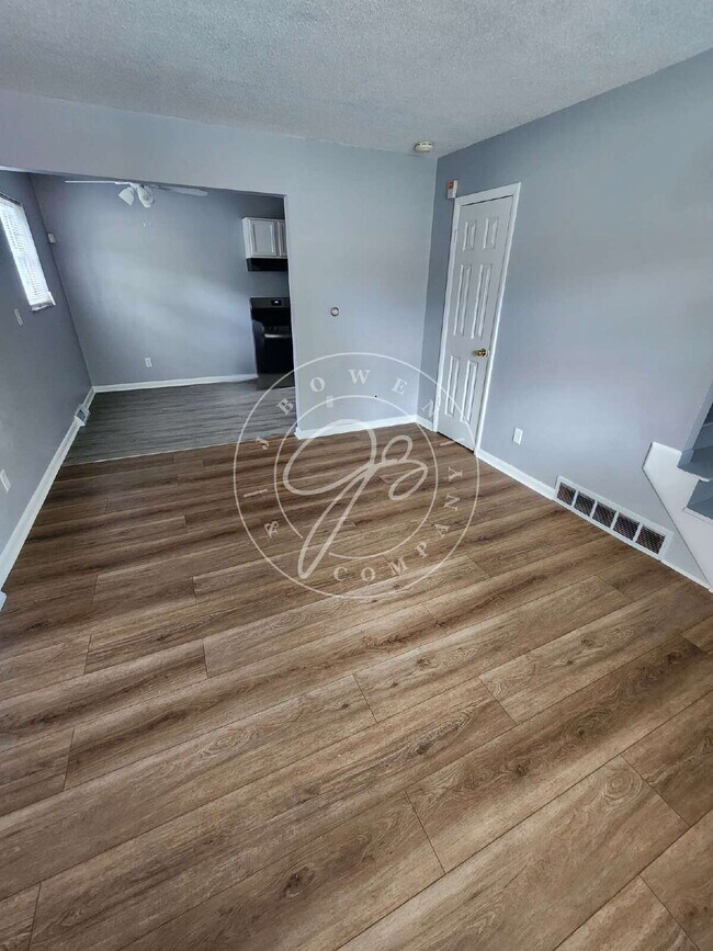 Building Photo - **Beautifully Updated 2-Bedroom Townhome**