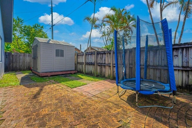 Building Photo - 6824 SW 5th St