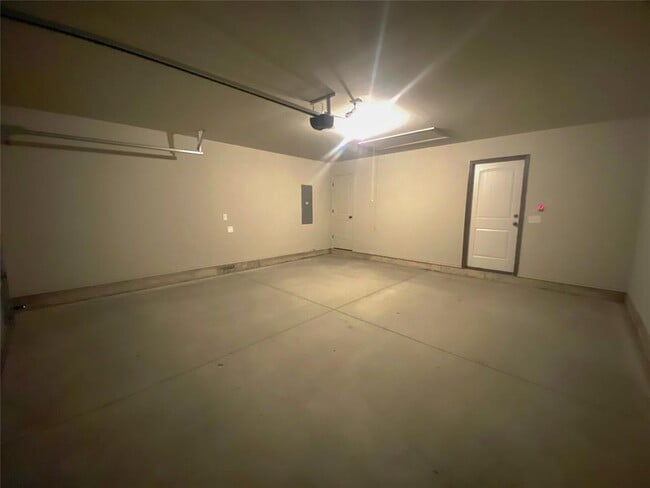 Building Photo - 4200 Royal Garden Dr