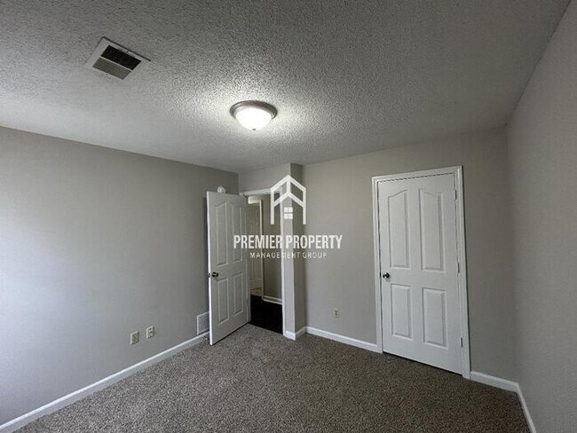 Building Photo - 6232 Ravenwood Lake Dr E