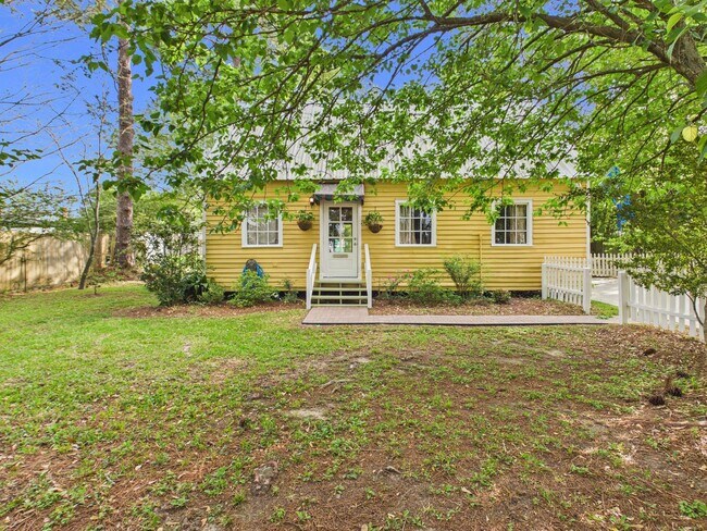 Building Photo - COMING SOON! Charming Cottage in the Center of Town