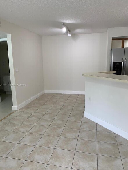 Building Photo - 643 Vista Isles Dr