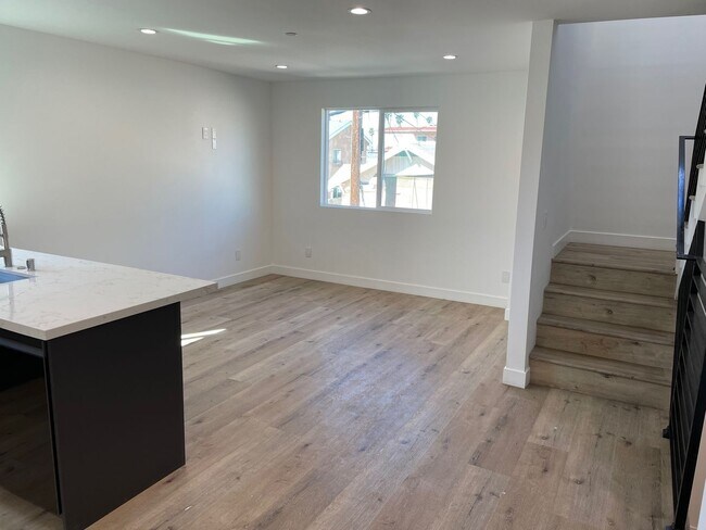 Building Photo - ALL FEBRUARY FREE! Spacious 3 Bedroom 3.5 Bath + Den in Prime Thai Town Location!