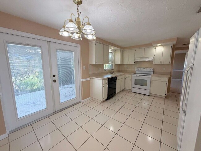 Building Photo - "Charming 2-Bed, 1 -bath in Holiday, FL - Cozy 864 Sq Ft Gem!"