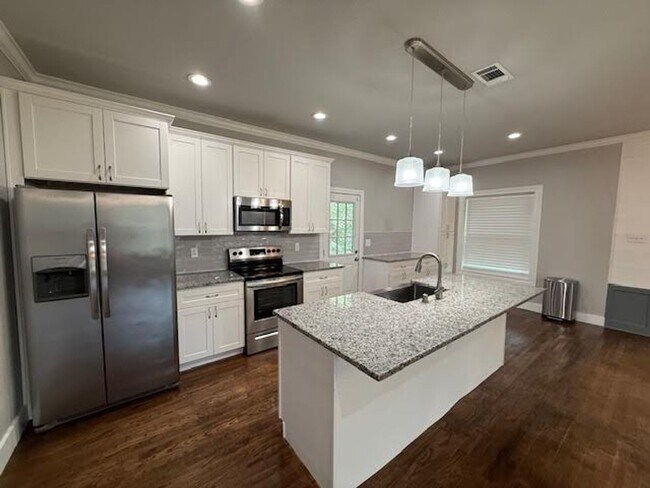 Building Photo - Beautiful 3/2 in Speegleville