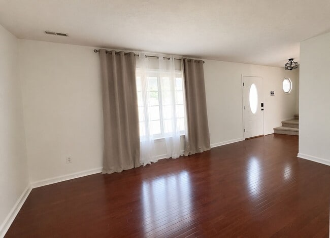 Building Photo - Spacious 4-Bedroom Cul-de-Sac Home with Fenced Yard!