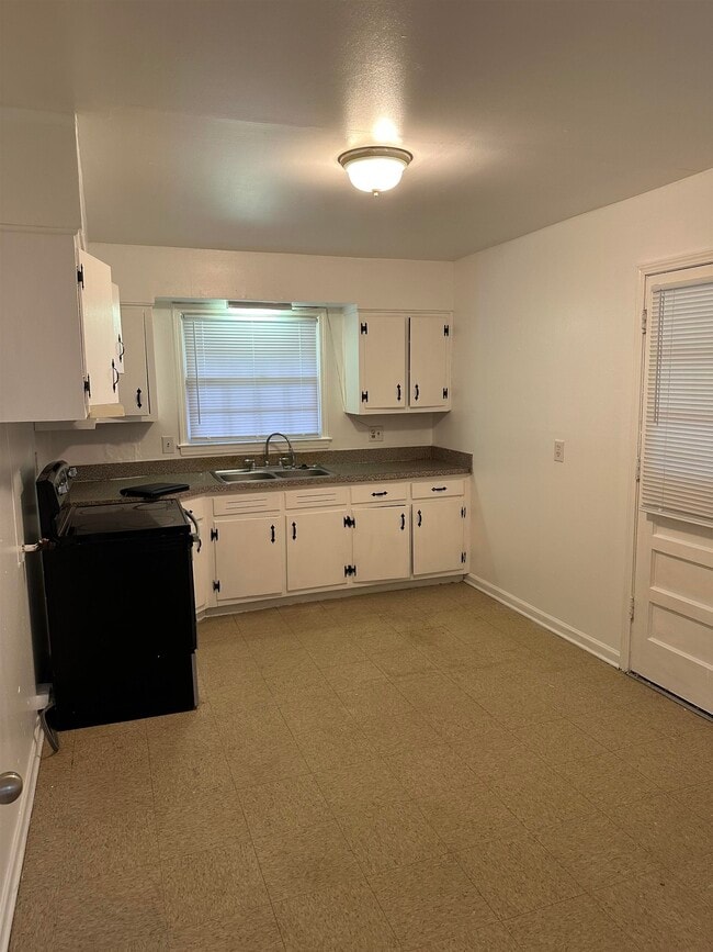 Building Photo - 580 Parkdale Dr