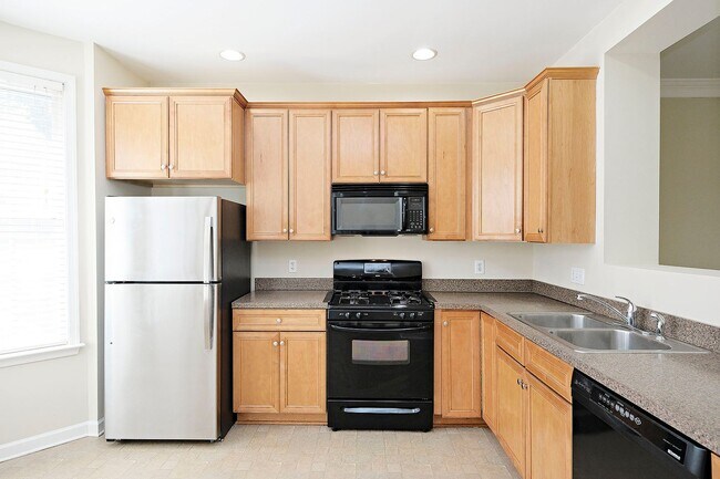 Building Photo - Spacious Melbourne Park Townhome