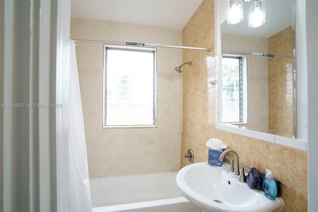 Building Photo - 444 Ponce de Leon Blvd