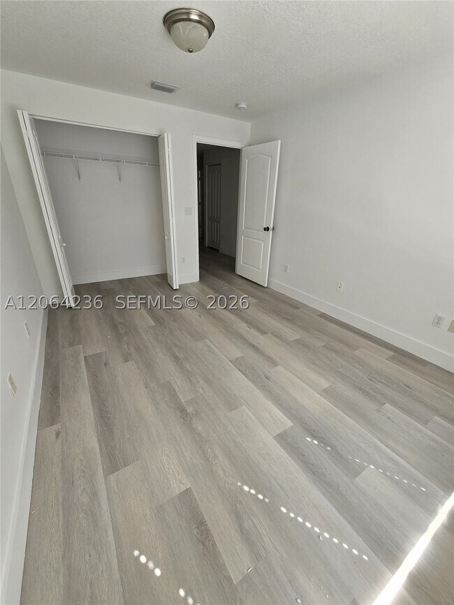 Building Photo - 331 River Bluff Ln