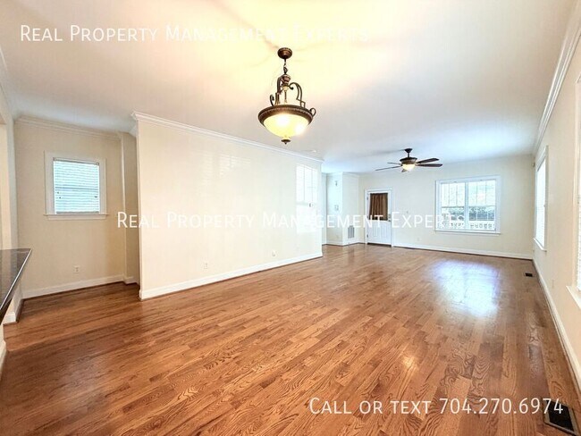 Building Photo - 319 Woodvale Pl