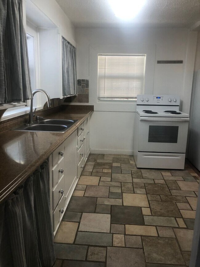 Building Photo - BIVINS ADORABLE 2BEDROOM 1BATH 1CAR GARAGE