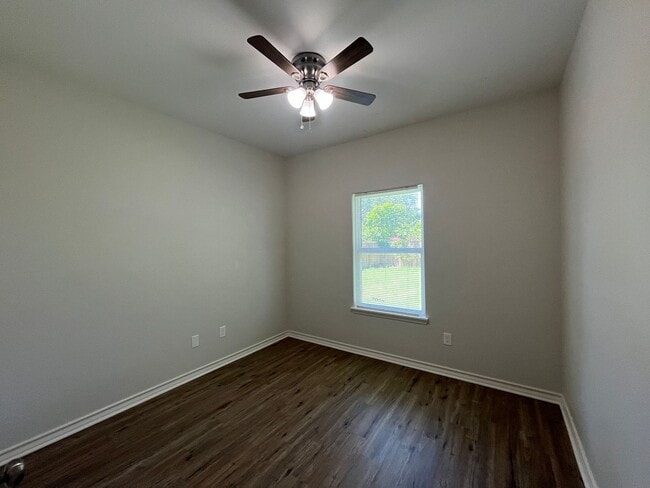 Building Photo - NEWER BUILD IN PA CLIFFS!!