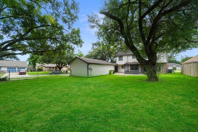 Building Photo - 3102 Hollow Cir
