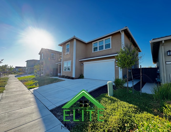 Building Photo - Spacious and Modern 4-Bedroom Home in Desi...
