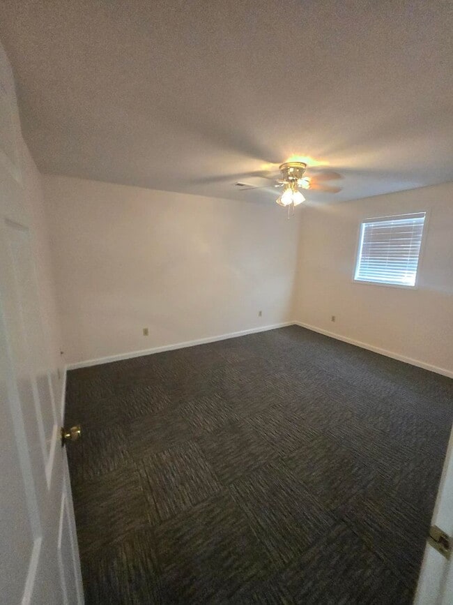 Building Photo - **Charming 3-Bed, 2-Bath Duplex Apartment ...