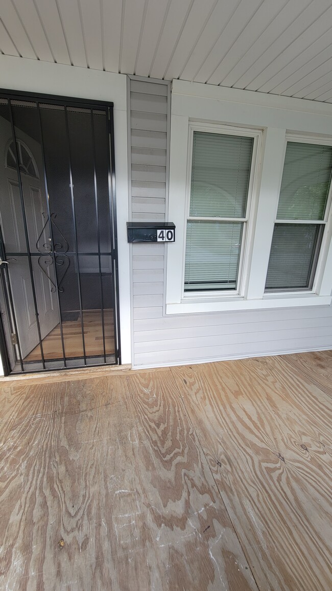 Building Photo - 40 N Roys Ave