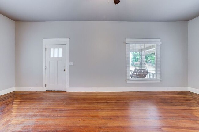 Building Photo - Remodeled Historic 3 Bedroom in The Heights!