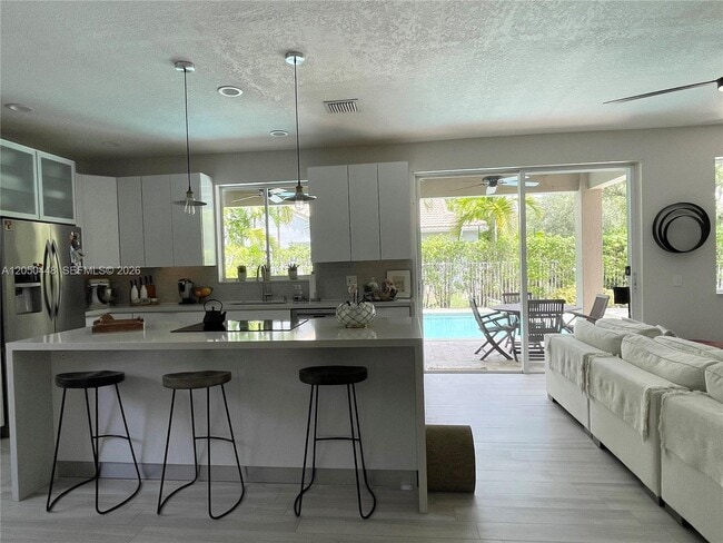 Building Photo - 485 Silver Palm Way