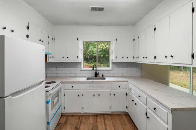 Building Photo - 3 BR Ranch