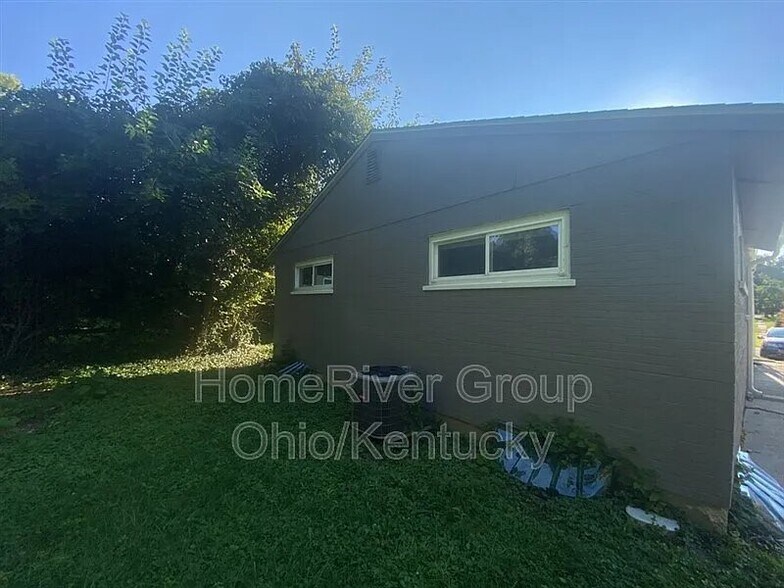 Building Photo - 2040 Faywood Dr