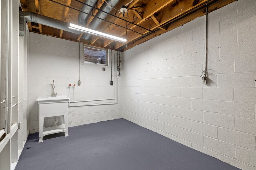 Building Photo - 215 Oakview Dr