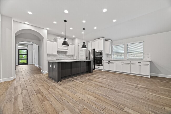 Building Photo - 302 Sky Top Dr