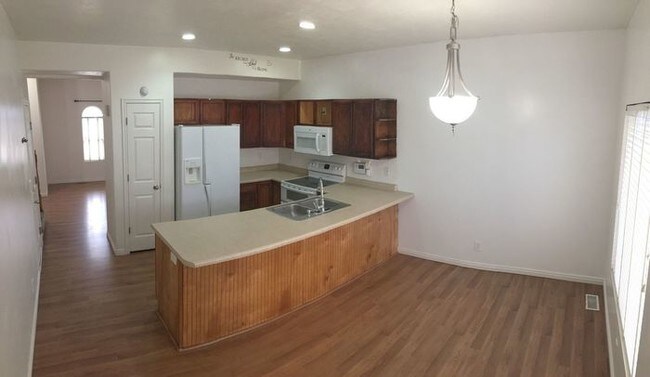 Building Photo - Large 4 Bed Townhome