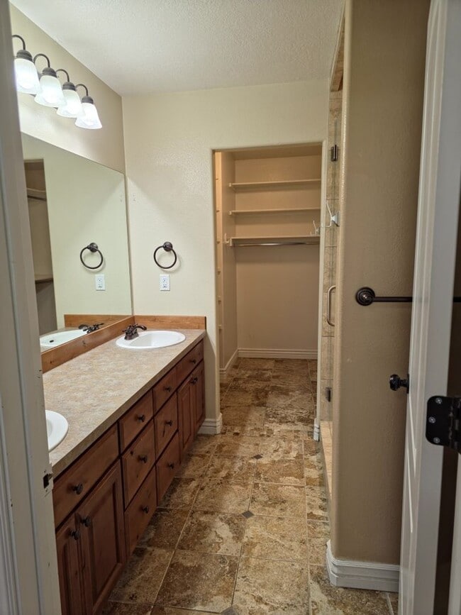 Building Photo - Beautiful 3 Bed, 2.5 bath Townhome with Attached 2 Car Garage in Rock Creek