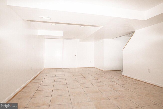 Building Photo - 3242 Holly Hill Dr