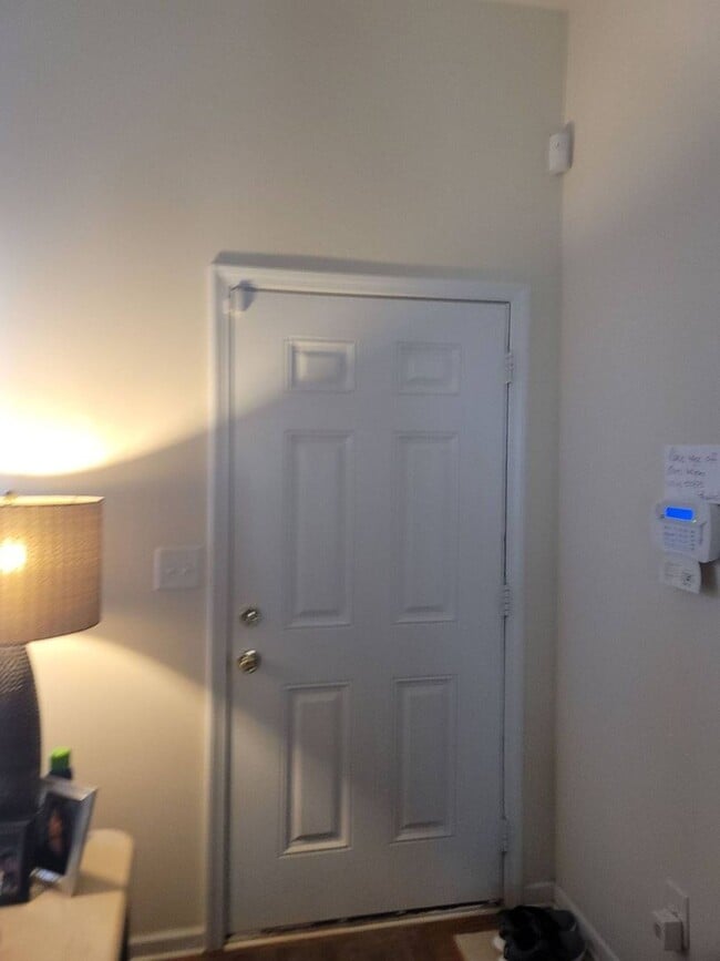 Building Photo - 3 bedroom 2.5 bath townhome in University Area